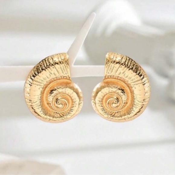 “Sea you!” Gold Shell Earrings - Picture 1 of 2